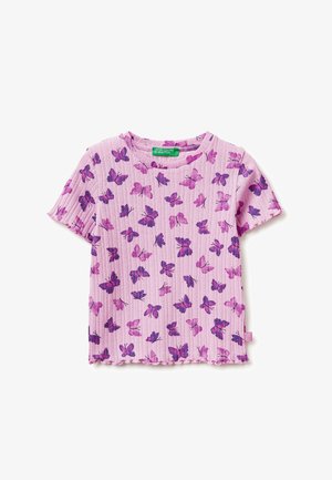 Chemise courte à manches courtes côtelée de couleur violet clair avec des bords volantés et un motif de papillon violet foncé, fabriquée par United Colors of Benetton.
