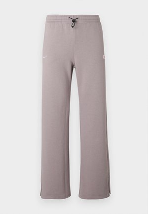 Γκρι φόρμα με κορδόνι στη μέση, πλευρικές σχισμές και λευκό λογότυπο στο αριστερό μέρος. Κατασκευασμένη από μαλακό ύφασμα με άνετη εφαρμογή.