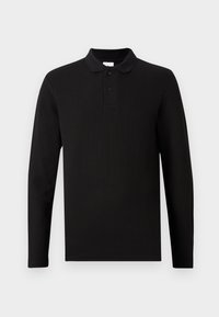 Polo negru cu maneci lungi, cu guler ribbat și detaliu cu două butoane, expus pe un fundal simplu de gri deschis.