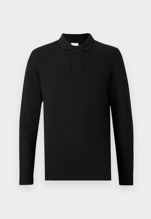 Polo a maniche lunghe nera con placca a due bottoni e colletto a costine, esposto su uno sfondo grigio chiaro semplice.