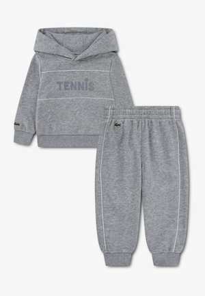 Szary zestaw z kapturem i spodniami dresowymi, wyposażony w kaptur, nadruk "TENNIS", białe akcenty oraz elastyczne mankiety. Miękki materiał z detalem logo.