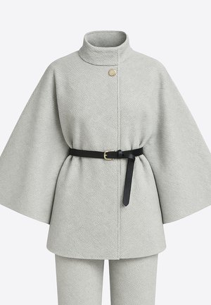 Grå vævet kappe med høj krave, enkelt guldknap og sort bælte. Har vide ærmer og en struktureret overflade.