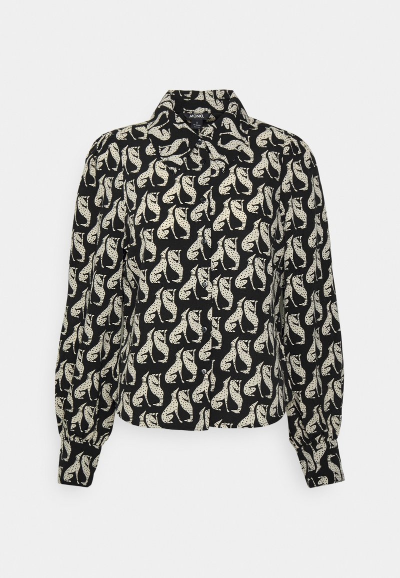 Camisa negra de botones con mangas largas que presenta un patrón abstracto en blanco. Tela suave con un ligero brillo, detalles fruncidos en los hombros y mangas con puños.