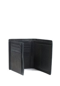 Svart läderplånbok med flera kortfack, en myntficka och en texturerad inredning. Kompakt, bifold design som betonar funktionalitet.