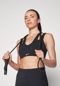 Nike Performance INDY FREESTYLE BRA - Neliela atbalsta sporta krūšturis - black/white