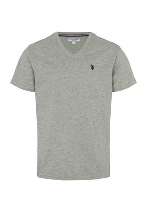 Pilkas trumpas rankovės V-formos marškinėliai, pagaminti iš medvilnės, su maža tamsia logotipu kairėje krūtinės pusėje ir kontrastingomis spalvomis apykaklėje.