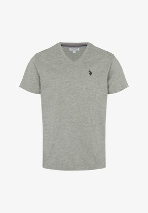 Pilkas trumpas rankovės V-formos marškinėliai, pagaminti iš medvilnės, su maža tamsia logotipu kairėje krūtinės pusėje ir kontrastingomis spalvomis apykaklėje.