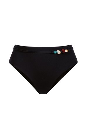 Czarne bikini z wysokim stanem, dół w formie majtek ze smukłym paskiem z ozdobnymi koralikami w kolorach zielonym, białym, czerwonym i żółtym po prawej stronie.