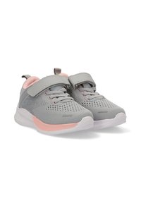 Zapatillas infantiles grises y rosas con parte superior de malla, correa de gancho y bucle, cordones y suela blanca, mostradas una al lado de la otra sobre un fondo blanco.