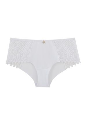 Lingerie blanche avec un panneau en dentelle à motif géométrique, des bords festonnés et un petit bouton décoratif doré au centre frontal.