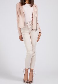Guess Bunda z umělé kůže - light pink