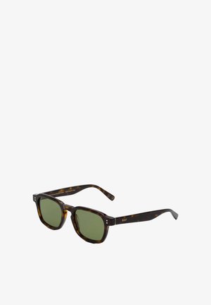 Skildpaddemønstrede solbriller med grønne linser, firkantet stel, plastmateriale, med gulddetaljer på stængerne og logo.