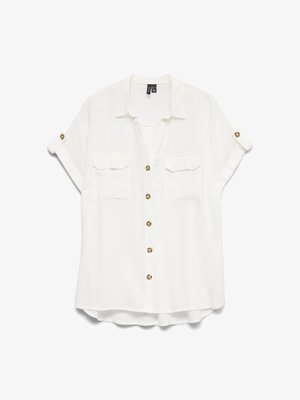 Camicia bianca a maniche corte con bottoni, due tasche frontali con patta e bottoni in stile tartaruga, maniche arrotolate e fissate con una linguetta con bottone.