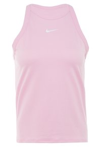 Różowy sportowy top bez rękawów wykonany z teksturowanej tkaniny. Ma okrągły dekolt i na przodzie umieszczone jest białe logo Nike.
