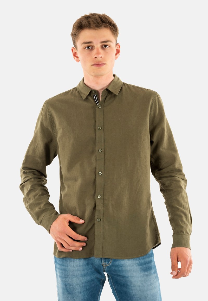 Olijfgroene, langmouwenshirt met een knoopsluiting aan de voorkant, gemaakt van lichtgewicht stof; heeft een standaardkraag en subtiele structuur.