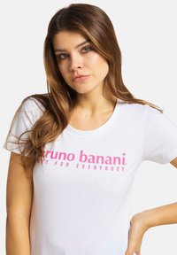 Hvid bomulds T-shirt med pink tekst "bruno banani. NOT FOR EVERYBODY." Rund halsudskæring og korte ærmer, glat tekstur.