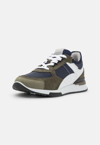 Παπούτσι κατάλληλο για αθλητισμό με μείγμα ελιάς, ναυτικού και λευκού σουέντ και πλέγματος. Διαθέτει λευκές κορδόνες, διάτρητες λεπτομέρειες και υφή μαύρης σόλας.