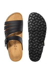 Zwarte leren sandalen met drie brede bandjes en een gesp. Natuurlijke kurken voetbed en een getextureerde rubberen zool met een golfpatroon.