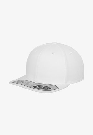 Biała czapka z płaskim daszkiem i sześciopanelowym, usztywnionym fasonem. Posiada otwory wentylacyjne oraz czarną metkę na spodniej stronie daszka.