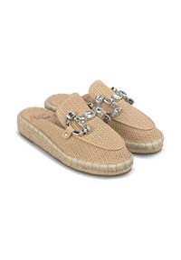 Scarpe slip-on beige intessute con suola in juta, caratterizzate da un ornamento decorativo in tonalità argentata e dettagli in pelle liscia sulla tomaia.
