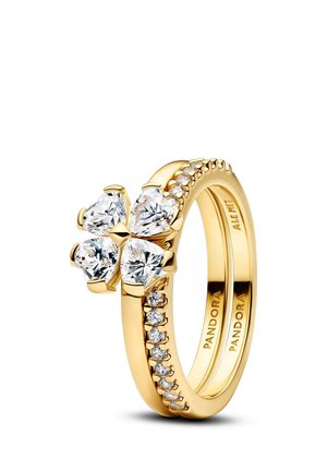 Anello Pandora in oro con quattro pietre trasparenti a forma di cuore che formano un quadrifoglio e piccole pietre rotonde che decorano la fascia.