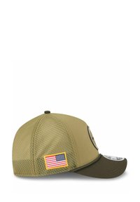 Olivgrüne Baseballkappe mit Mesh-Panels, flachem Schirm und einem Aufnäher der amerikanischen Flagge an der Seite. Mit Logoprennung auf der Vorderseite.