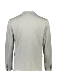Chaqueta de traje gris claro con una tela suave, solapa en muesca y mangas largas. Presenta costuras sutiles y puños abotonados.