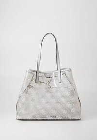 Sac fourre-tout transparent avec des accents argentés, présentant un motif de logo géométrique, des poignées doubles et une silhouette structurée.