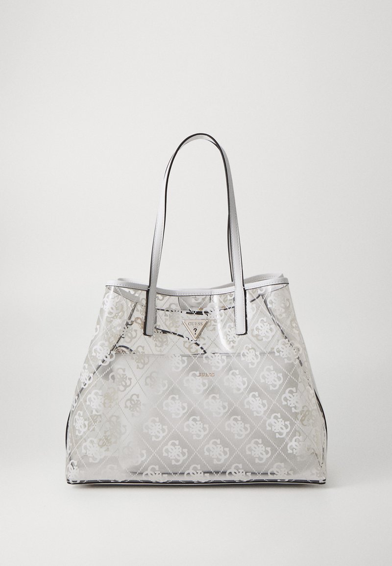 Sac fourre-tout transparent avec des accents argentés, présentant un motif de logo géométrique, des poignées doubles et une silhouette structurée.