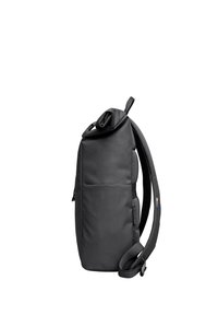 Sac à dos noir avec un design à rabat, poche frontale, bretelles rembourrées et fermeture éclair latérale. Fabriqué en tissu texturé durable.