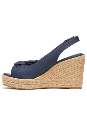Marine wedge sandalen met een gevlochten touwhak, open teen design en een knoopdetail op de bovenste stof. Verstelbare slingbackband voor de juiste pasvorm.
