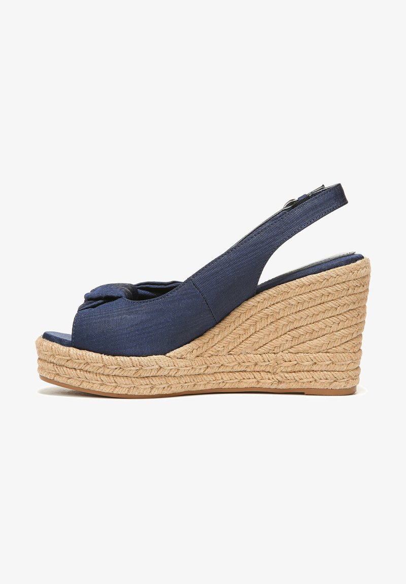 Marine wedge sandalen met een gevlochten touwhak, open teen design en een knoopdetail op de bovenste stof. Verstelbare slingbackband voor de juiste pasvorm.