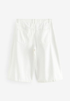 Pantaloni scurți din denim alb din bumbac, cu croială dreaptă, având două buzunare la spate, bucle pentru centură și un tiv care se termină puțin deasupra genunchiului.