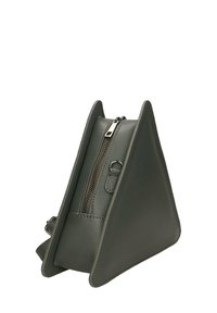 Borsa triangolare grigia con finitura in pelle testurizzata, chiusura superiore con zip e tracolla rimovibile. Design compatto e minimalista.