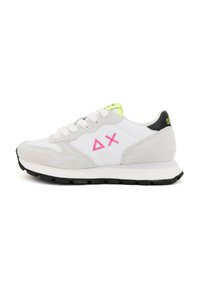 Sneaker in suede bianco e grigio con suola nera spessa. Presentano un logo geometrico rosa e accenti verde neon sulla linguetta.