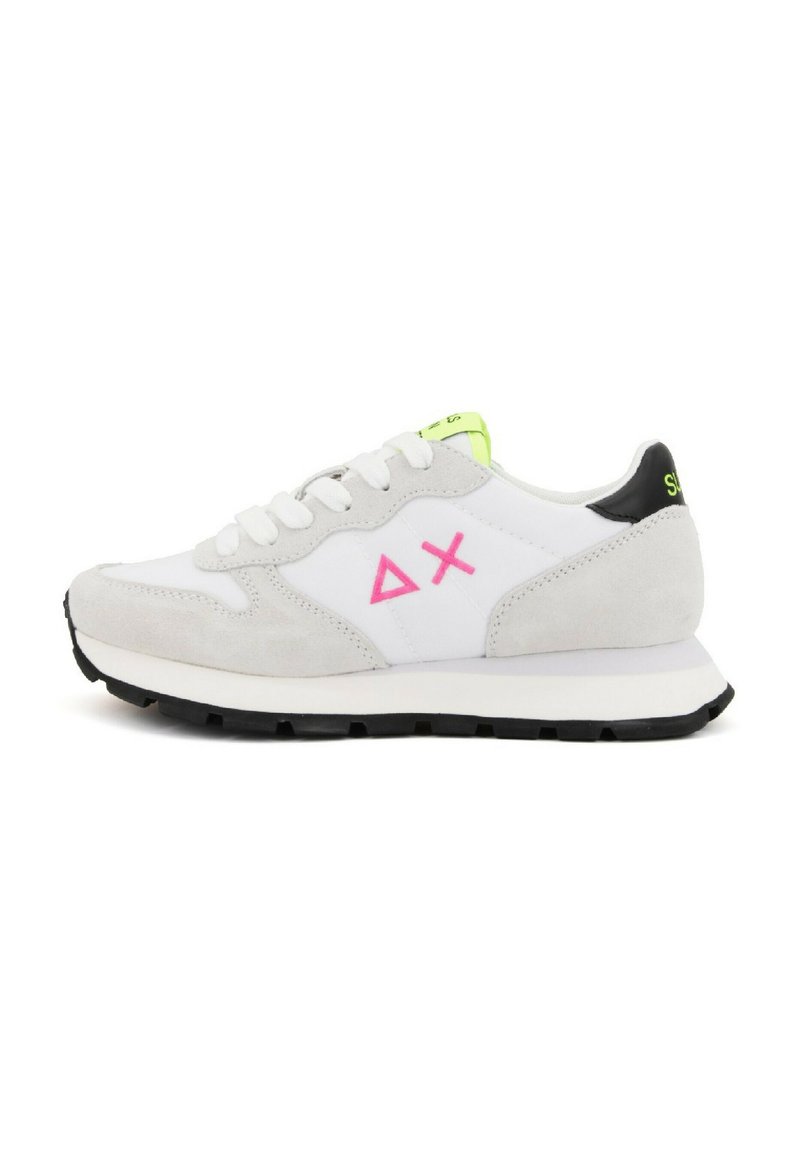 Sneaker in suede bianco e grigio con suola nera spessa. Presentano un logo geometrico rosa e accenti verde neon sulla linguetta.