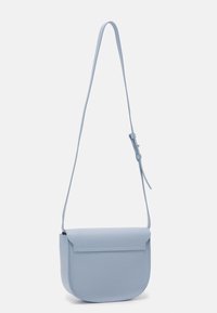 Světlomodrá kabelka přes rameno z hladkého materiálu, s oblým dnem, plochým klopovým zapínáním a nastavitelným popruhem.