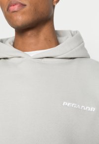 Pegador LOGO HOODIE - Camisola - cloud grey