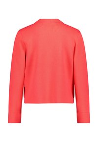 Gilet tricoté couleur corail, longueur courte, avec des manches longues et un col plat. Tissu texturé avec un motif uni et une coupe droite.