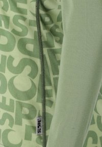 Lichtgroene sweatshirt met een gestructureerd oppervlak, voorzien van grote bedrukte letters in een iets donkerdere tint groen en een zijrits.