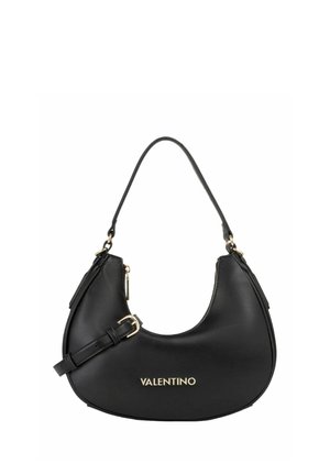 Sac d'épaule en cuir noir au design incurvé, avec un logo doré, une sangle réglable et un détail zippé sur le côté.