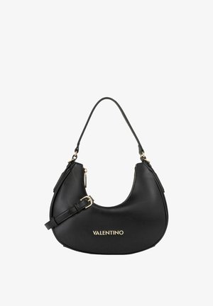 Sac d'épaule en cuir noir au design incurvé, avec un logo doré, une sangle réglable et un détail zippé sur le côté.