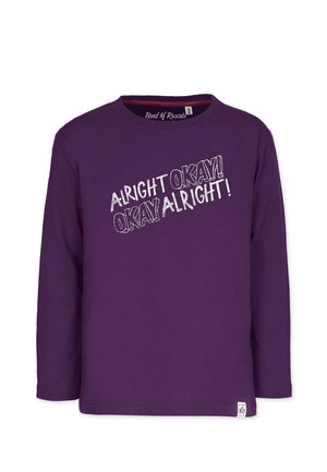 Camiseta de manga larga morada con texto gráfico blanco "ALRIGHT OKAY! OKAY ALRIGHT!" en ángulo a lo largo del pecho, cuello redondo y etiqueta de marca en el dobladillo.