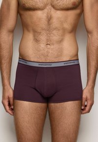Boxer in borgogna con cintura grigia che riporta il nome del marchio "yamamay", realizzati in tessuto morbido con una vestibilità aderente e una texture liscia.