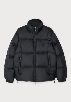 Giacca a vento nera con colletto alto, chiusura con zip e polsini elasticizzati. Presenta un design trapuntato e due tasche laterali. Materiale durevole e isolato.