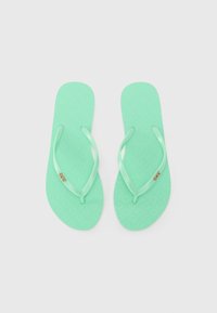 Papuci de tip flip-flop de culoare verde mentă, cu un suport texturat pentru picior, curele subțiri și un accent cu logo auriu pe o curea. Design simplu și ușor, ideal pentru uz casual.