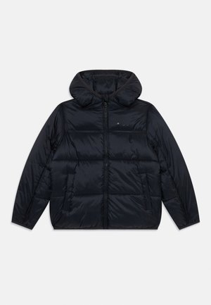 Pufová bunda v tmavomodrej farbe, s predným zipsom, kapucňou, polstrovaným dizajnom a bočnými vreckami. Materiál je hladký s jemným leskom.