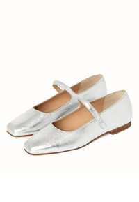 Bailarinas metálicas plateadas con una correa de tipo Mary Jane, punta cuadrada y un tacón bajo marrón. Textura suave con un acabado ligeramente brillante.