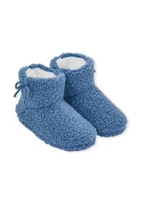 Para niebieskich, futrzastych kapci do kostki z białym pluszowym wykończeniem i sznurkiem do ściągania na jednolitym białym tle.