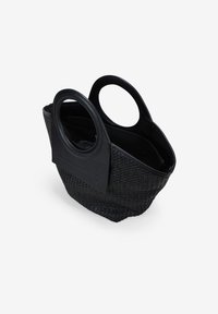 Bolso tote tejido negro con dos asas circulares, que presenta un panel de acento de cuero y un bolsillo interior. Superficie texturizada, forma compacta.